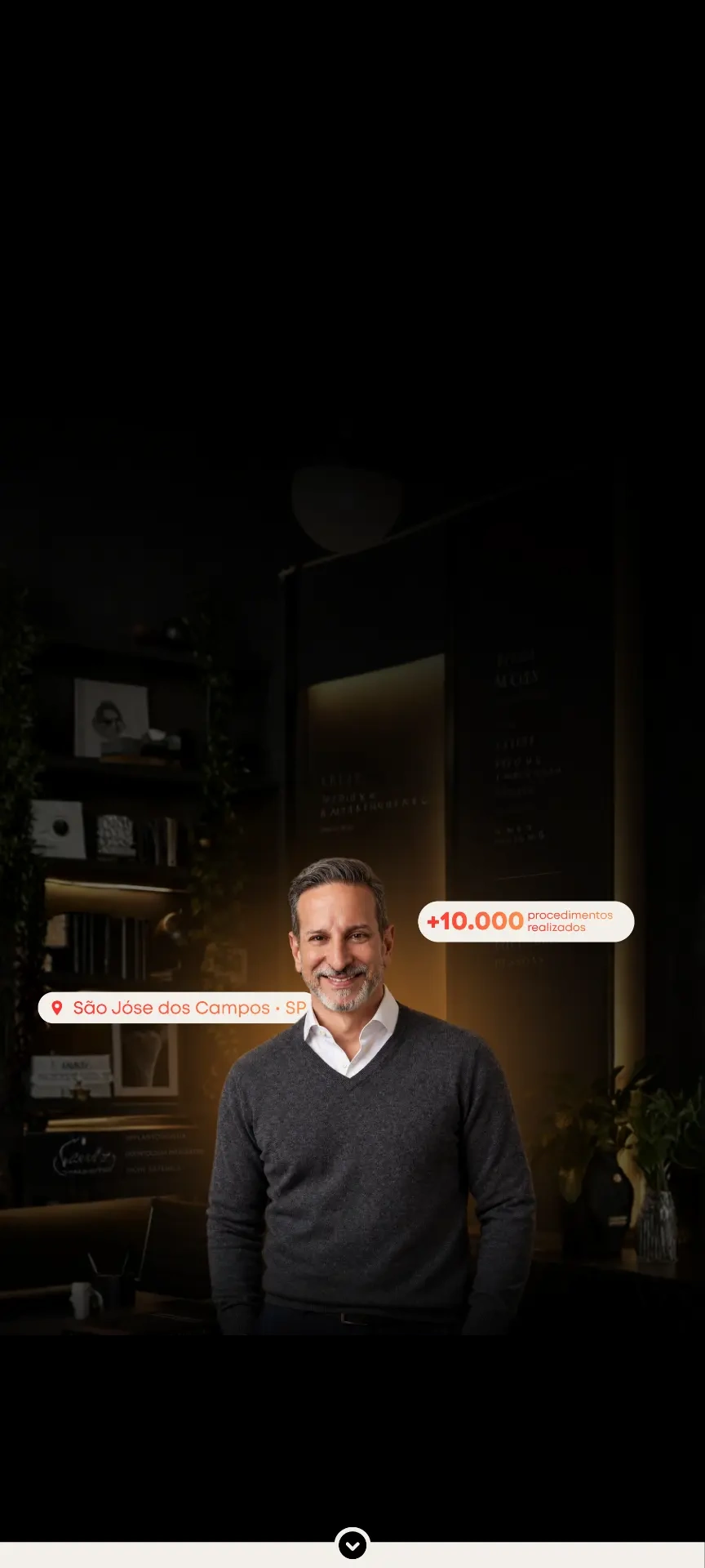 Dr. André Contini em seu consultório