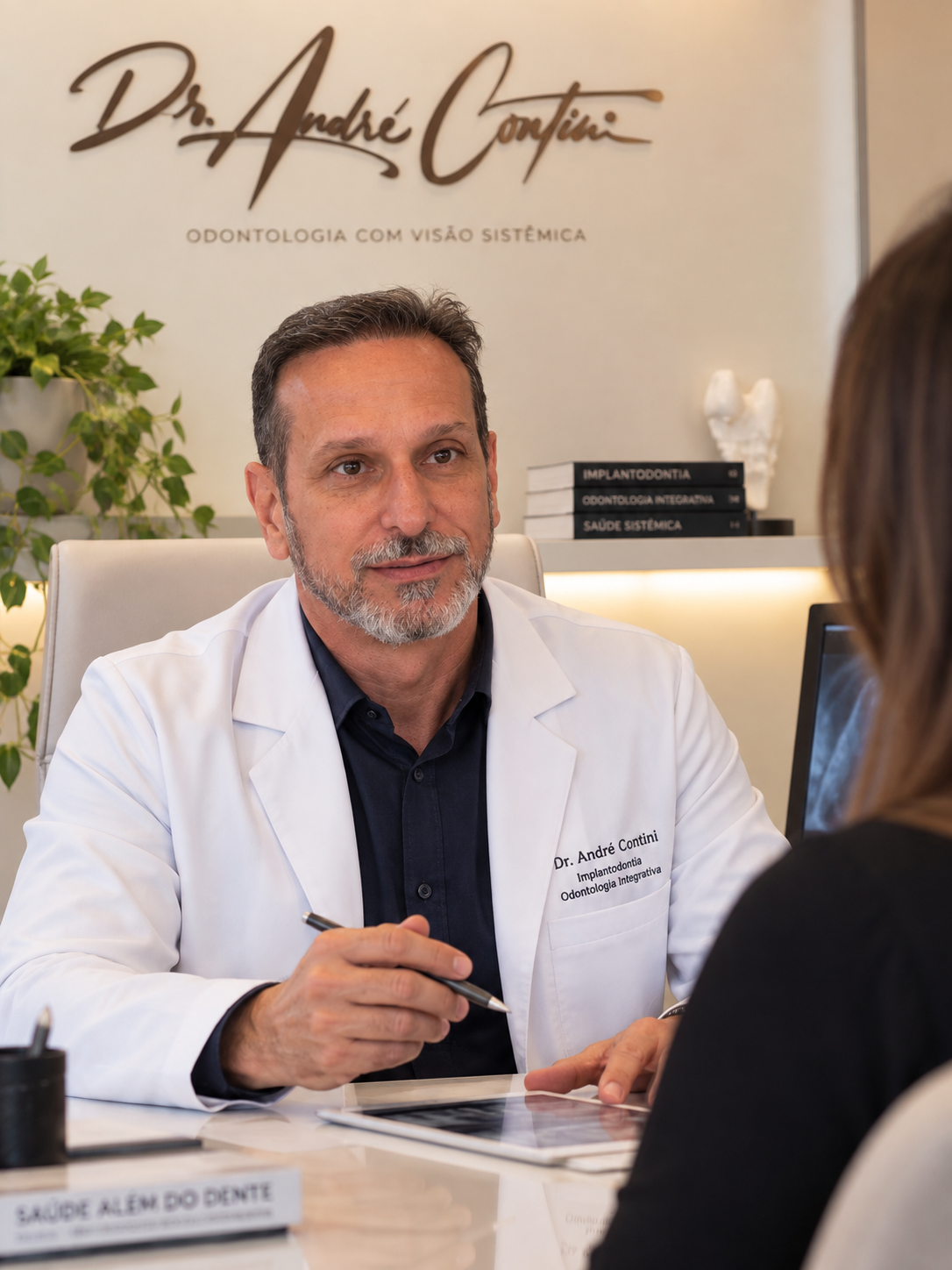 Dr. André Contini em consulta